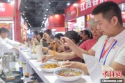 事业占卜“嗦粉”经济火热 中国多地“食力”出圈